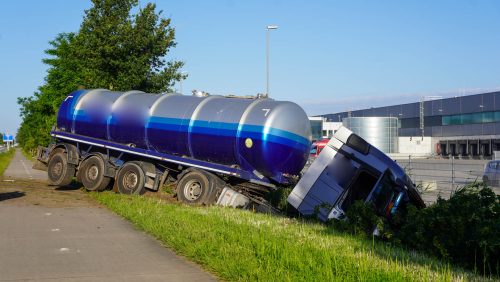 Vrachtwagen-en-auto-botsen-op-Suffolkweg-Zuid-in-Weert-2
