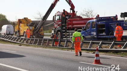Vrachtwagen gekanteld A2 Weert