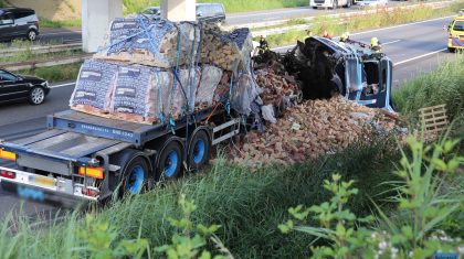 Vrachtwagen-gekanteld-op-A2