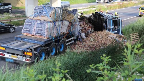 Vrachtwagen-gekanteld-op-A2