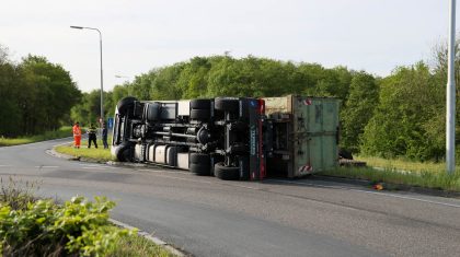 Vrachtwagen-gekanteld-op-rotonde-A2-Kelpen-Oler-1