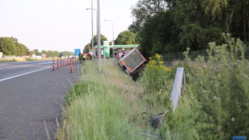 Vrachtwagen-in-sloot-A2-Meiberg-1