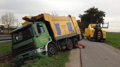 Vrachtwagen-in-sloot-op-Eindhovensebaan-2