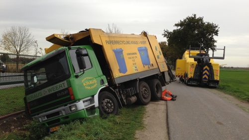 Vrachtwagen-in-sloot-op-Eindhovensebaan-2
