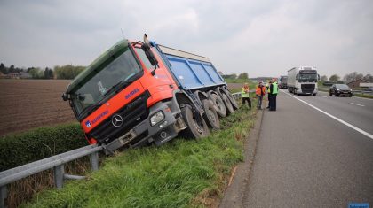 Vrachtwagen-in-vangrail-A2