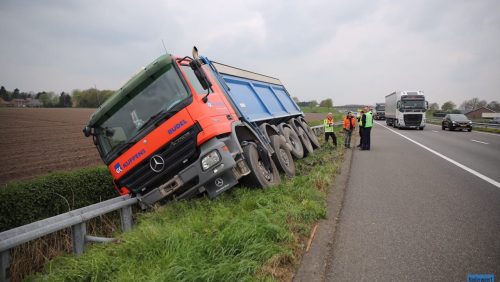 Vrachtwagen-in-vangrail-A2