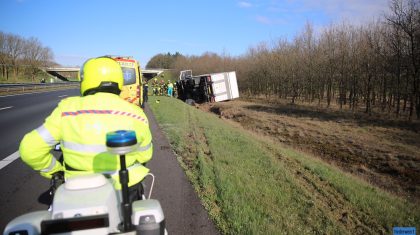 Vrachtwagen-op-zijn-kant-op-A2