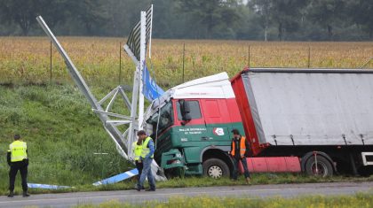 Vrachtwagen-ramt-bewegwijzeringsbord-op-A2-bij-Kelpen-Oler002