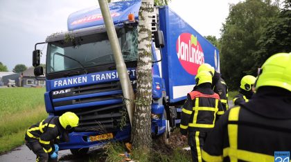 Vrachtwagen-tegen-boom-N275-