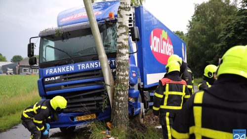 Vrachtwagen-tegen-boom-N275-