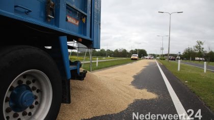 vrachtwagen verliest lading graan op Roermondseweg