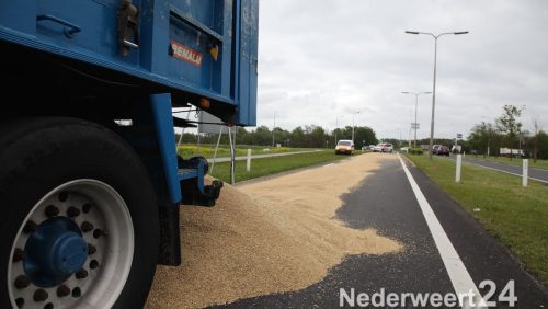 vrachtwagen verliest lading graan op Roermondseweg