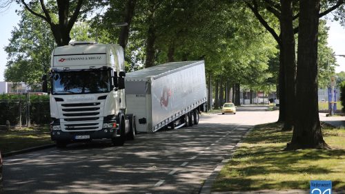 Vrachtwagen-verliet-oplegger-Weert-4370