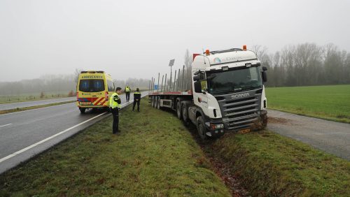 Vrachtwagenchauffeur-schiet-door-middenberg-nadat-hij-onwel-werd-Weert-5