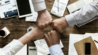 Vuisten-vergadering-bestuur Vuisten-vergadering-bestuur