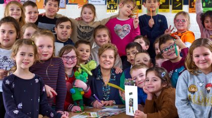 Wethouder-Carla-Dieteren-in-de-klas Foto met Wethouder Carla Dietern op de IKC DE Bongerd Nederweert
