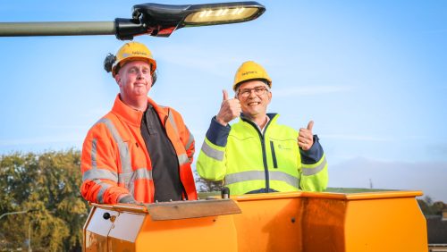 Wethouder-Frank-Voss-geeft-startsein-duurzame-straatverlichting-Nederweert24-1