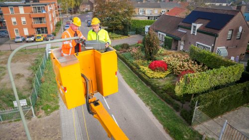 Wethouder-Frank-Voss-geeft-startsein-voor-duurzame-straatverlichting-3