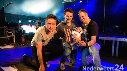 De band Wigg is een formatie met een geheel eigen klank. Na afloop mocht natuurlijk ook de kleinste telg die aan deze band werd toegevoegd voor het eerst kennismaken op het podium: als dat geen artiest wordt