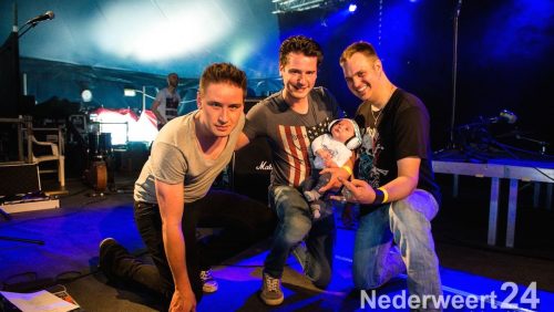 De band Wigg is een formatie met een geheel eigen klank. Na afloop mocht natuurlijk ook de kleinste telg die aan deze band werd toegevoegd voor het eerst kennismaken op het podium: als dat geen artiest wordt