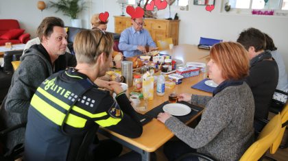 Wijkagent-Joost-Jelmer-Kasper-lucnh-Thomsahuis-Ospeldijk-1