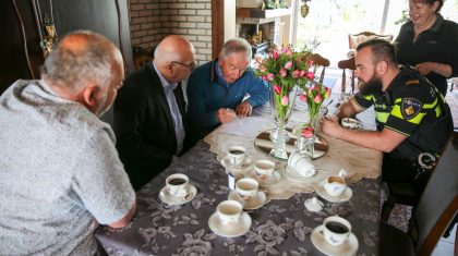 Wijkagent-en-Burgemeester-bezoeken-helden-Nederweert-3