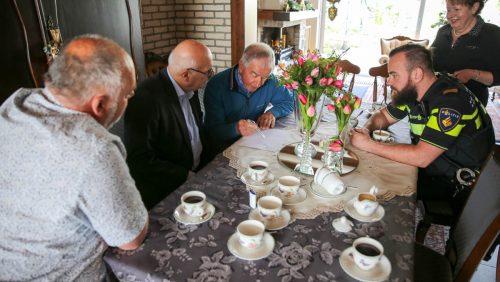 Wijkagent-en-Burgemeester-bezoeken-helden-Nederweert-3