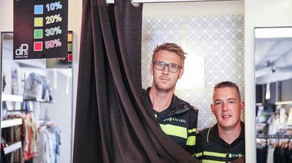 Wijkagenten-Nederweert-met-billen-bloot-1