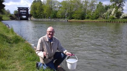 Wim-Op-den-Buysch-meet-de-temperatuur-van-het-water-in-de-Zuid-Willemsvaart Wim-Op-den-Buysch-meet-de-temperatuur-van-het-water-in-de-Zuid-Willemsvaart