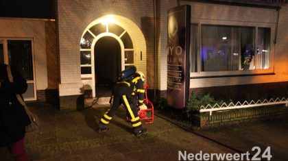 Donderdagavond was er een woningbrand aan de Emmasingel in Weert. Achter in de woning heeft een wasmachine of droger kortsluiting gemaakt en in brandgevolgen. De eigenaar van het pand kwam thuis en ontdekte aan de voordeur veel dikke zwarte rook.