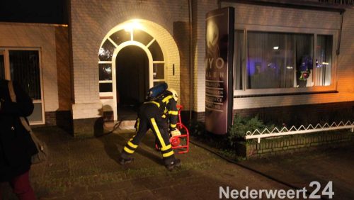 Donderdagavond was er een woningbrand aan de Emmasingel in Weert. Achter in de woning heeft een wasmachine of droger kortsluiting gemaakt en in brandgevolgen. De eigenaar van het pand kwam thuis en ontdekte aan de voordeur veel dikke zwarte rook.