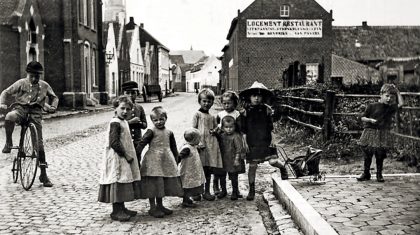 ‘Ze hebbe alles aafgebroeëke’ Langstraat (1900) 'Ze hebbe alles aafgebroeëke' Langstraat (1900)