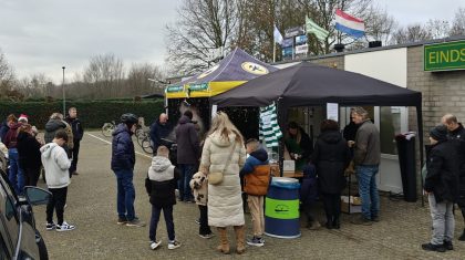 Zeer-geslaagde-oliebollen-actie-Eindse-Boys-1