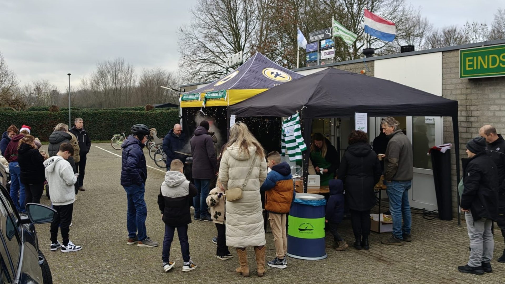 Zeer-geslaagde-oliebollen-actie-Eindse-Boys-1