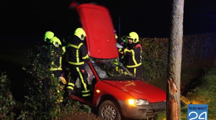 Ongeval Kallestraat Hunsel. Auto raakt langs de kant van de weg, tegen een boom in de akker