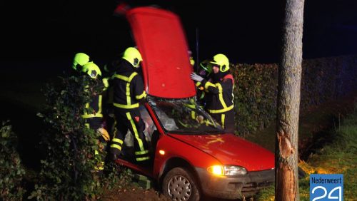 Ongeval Kallestraat Hunsel. Auto raakt langs de kant van de weg, tegen een boom in de akker