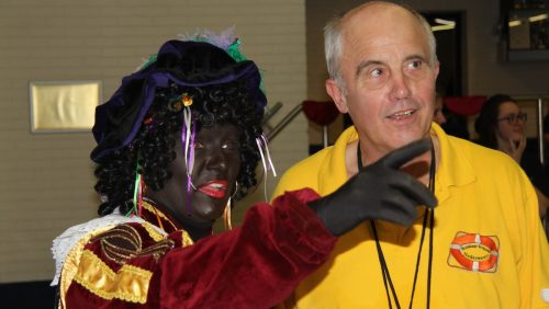 Zwarte-Piet-bezoekt-Reddingsbrigade