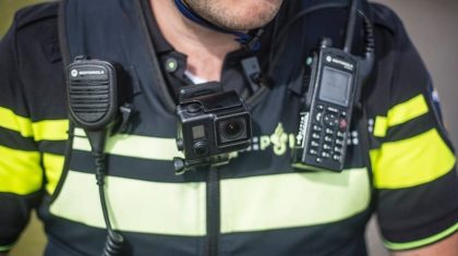 agent-met-vest-en-portofoon-politie-stock agent-met-vest-en-portofoon-politie-stock
