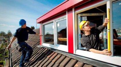 DE BEELDREDAKTIE | ROBIN VAN LONKHUIJSEN
TBV BOUWMAAT VAKKRANT
Plaatsten dakkapel op de Zwitserlandstraat 2 in Haarlem.
Haarlem 19-04-2010