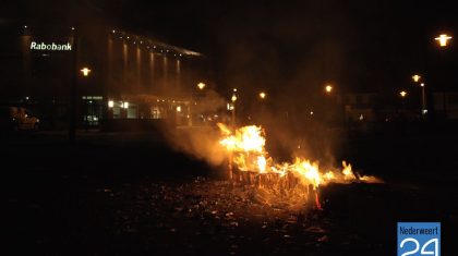Vuurwerkdozen in brand op Raadhuisplein Nederweert