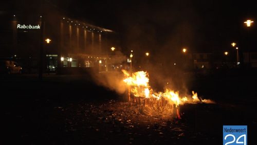Vuurwerkdozen in brand op Raadhuisplein Nederweert