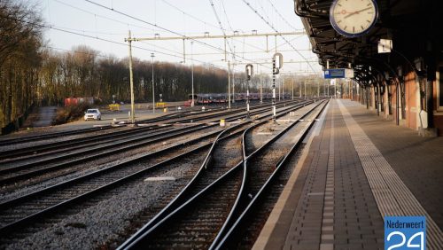 Op het perron van het Station Weert heeft CDA-gedeputeerde Van der Broeck op maandagochtend 2 maart samen met de burgemeesters van Neerpelt, Hamont, Kinrooi, Weert en Cranendonck symbolisch de oude dienstregeling uit 1884 Weert-Hamont-Antwerpen onthuld. Hiermee maakte hij zijn plan bekend om grensoverschrijdende spoorverbindingen mogelijk te maken en te verbeteren. Hiervoor is EU-geld aangevraagd.