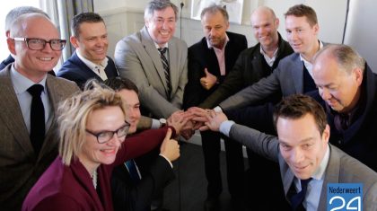 Op het perron van het Station Weert heeft CDA-gedeputeerde Van der Broeck op maandagochtend 2 maart samen met de burgemeesters van Neerpelt, Hamont, Kinrooi, Weert en Cranendonck symbolisch de oude dienstregeling uit 1884 Weert-Hamont-Antwerpen onthuld. Hiermee maakte hij zijn plan bekend om grensoverschrijdende spoorverbindingen mogelijk te maken en te verbeteren. Hiervoor is EU-geld aangevraagd.