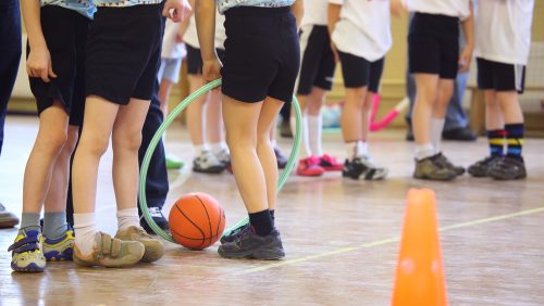 kinderen-sport-sporthal-gymzaal Children's feet in sports hall