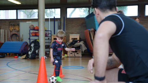 kleuter-voetbal-bij-DK-Sport-Performance-Nederweert