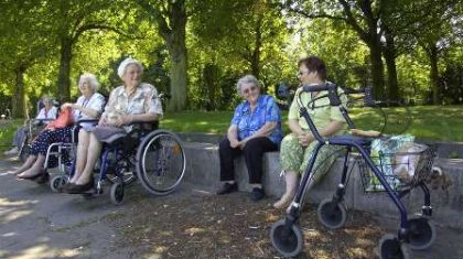 ouderen-met-rolstoel