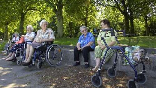 ouderen-met-rolstoel