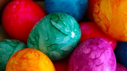 paas-eieren Close-up of colored eggs, preparations for Easter