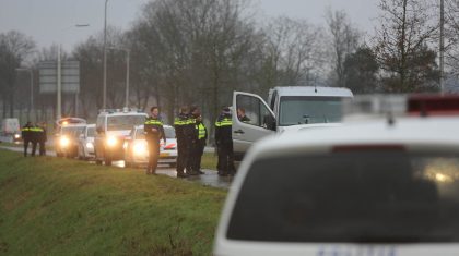 politie-rijdt-busje-klem-op-Roermondseweg-3