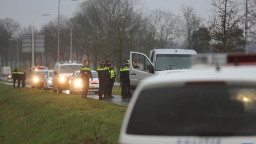 politie-rijdt-busje-klem-op-Roermondseweg-3